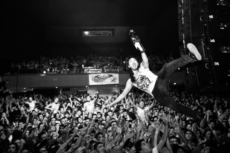 Steve-Aoki-Live-Stage-Dive