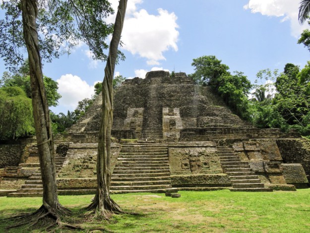 lamanai ruins