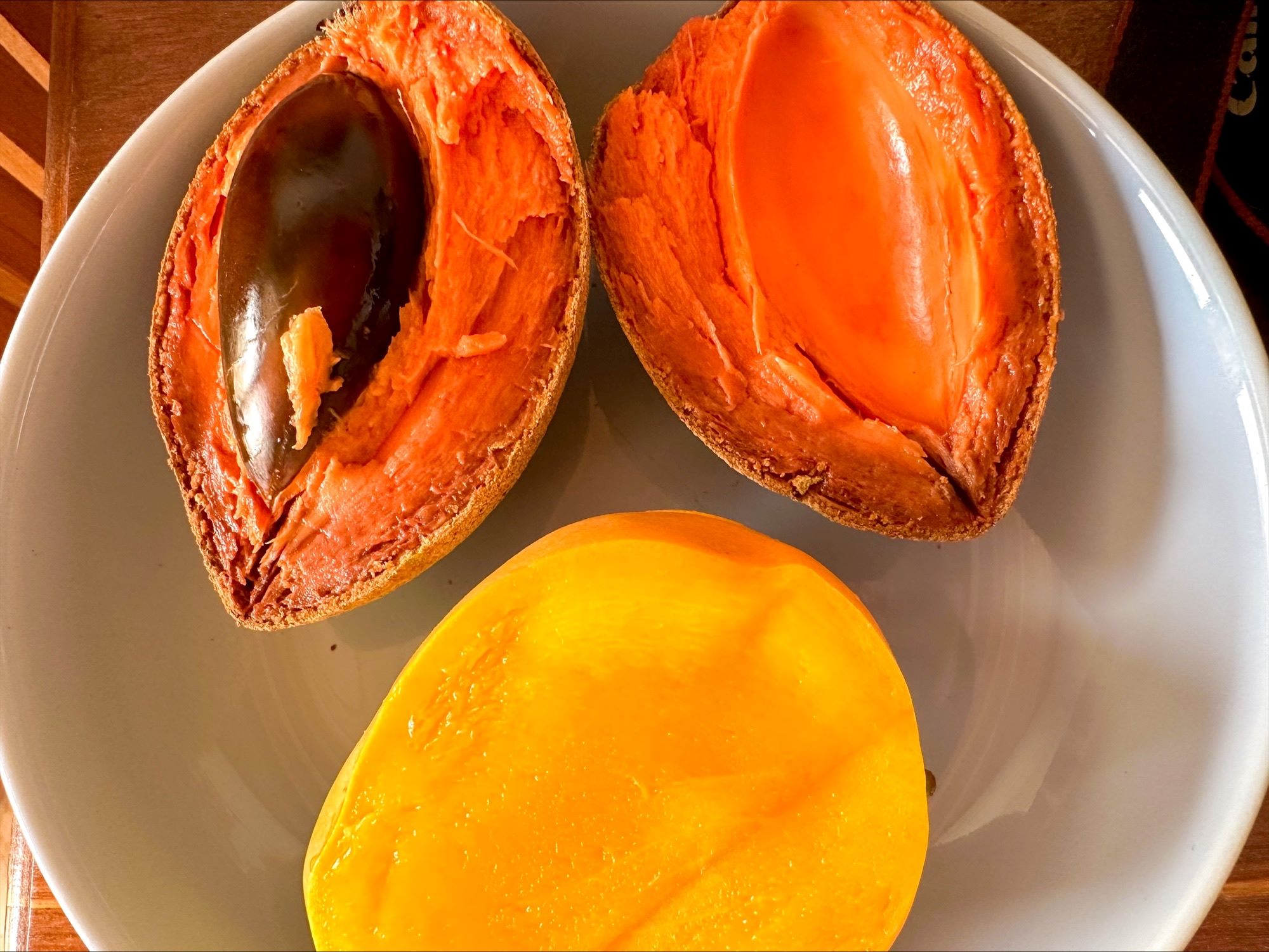 Cut mamey and mango